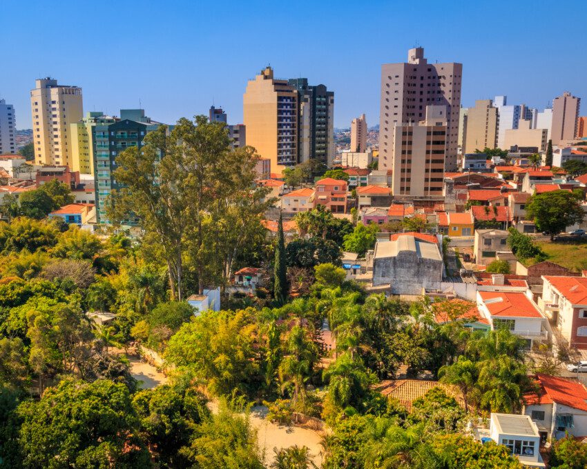 Imagem aérea com vista para prédios, casas e ruas arborizadas de Sorocaba
