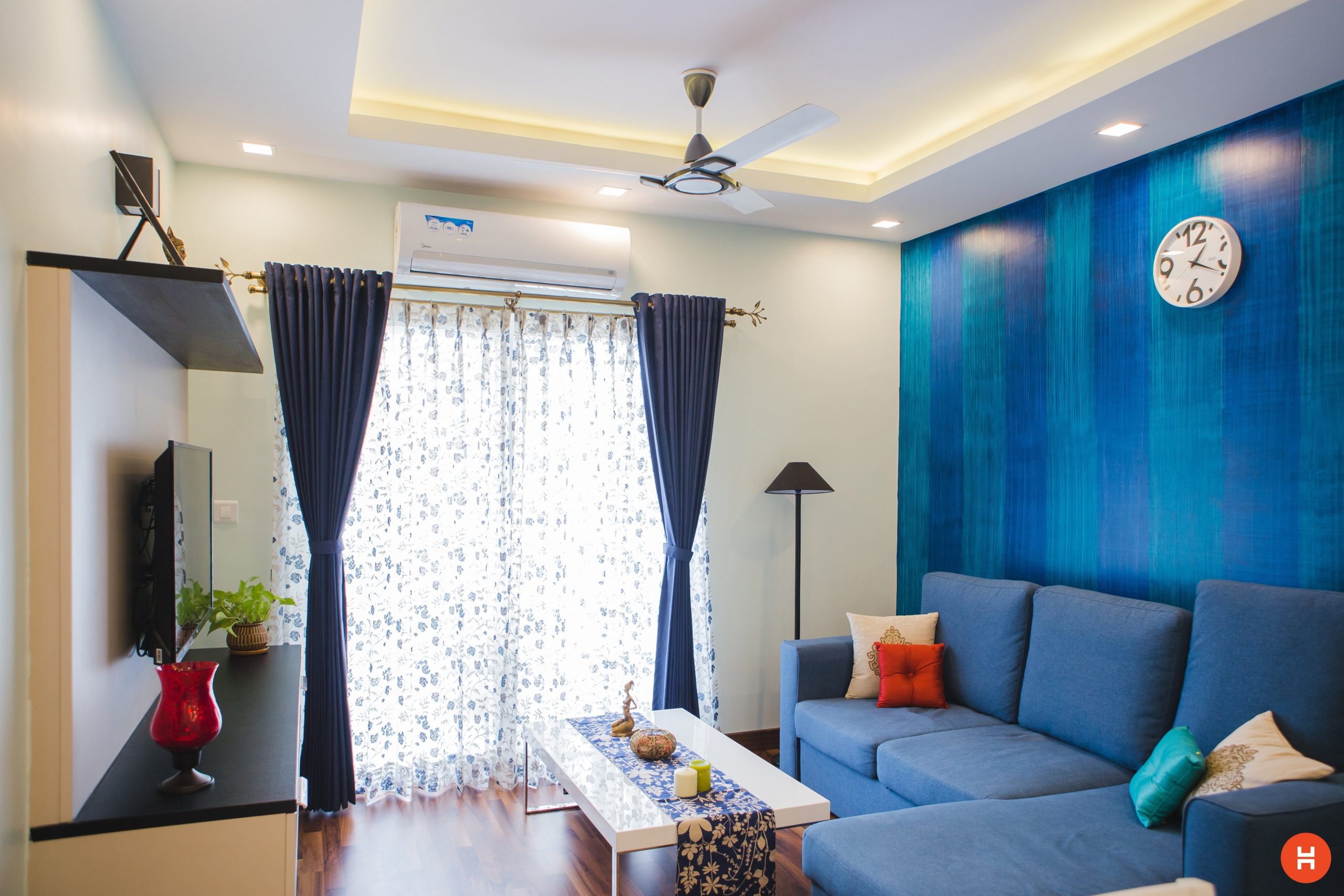 Mesmo se a sua sala de estar possui uma decoração colorida, você também pode apostar em uma cortina estampada. 