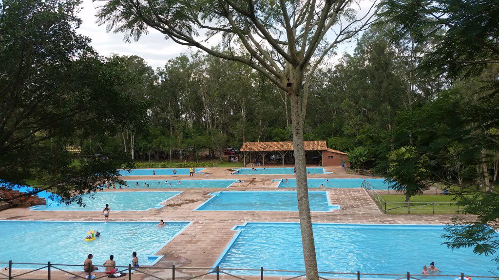 Imagem que ilustra matéria sobre o que fazer em Novo Hamburgo mostra as piscinas do Eco Parque Lomba.