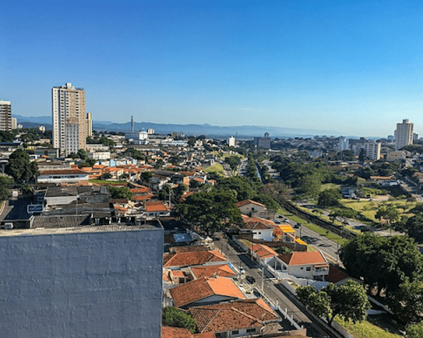 Foto que ilustra matéria sobre o que fazer em São José dos Campos mostra a cidade de São José dos Campos vista de cima.
