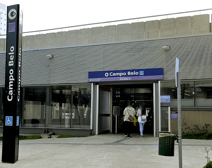 Foto que ilustra matéria sobre Estação Campo Belo mostra a entrada da Estação Campo Belo do metrô de São Paulo.