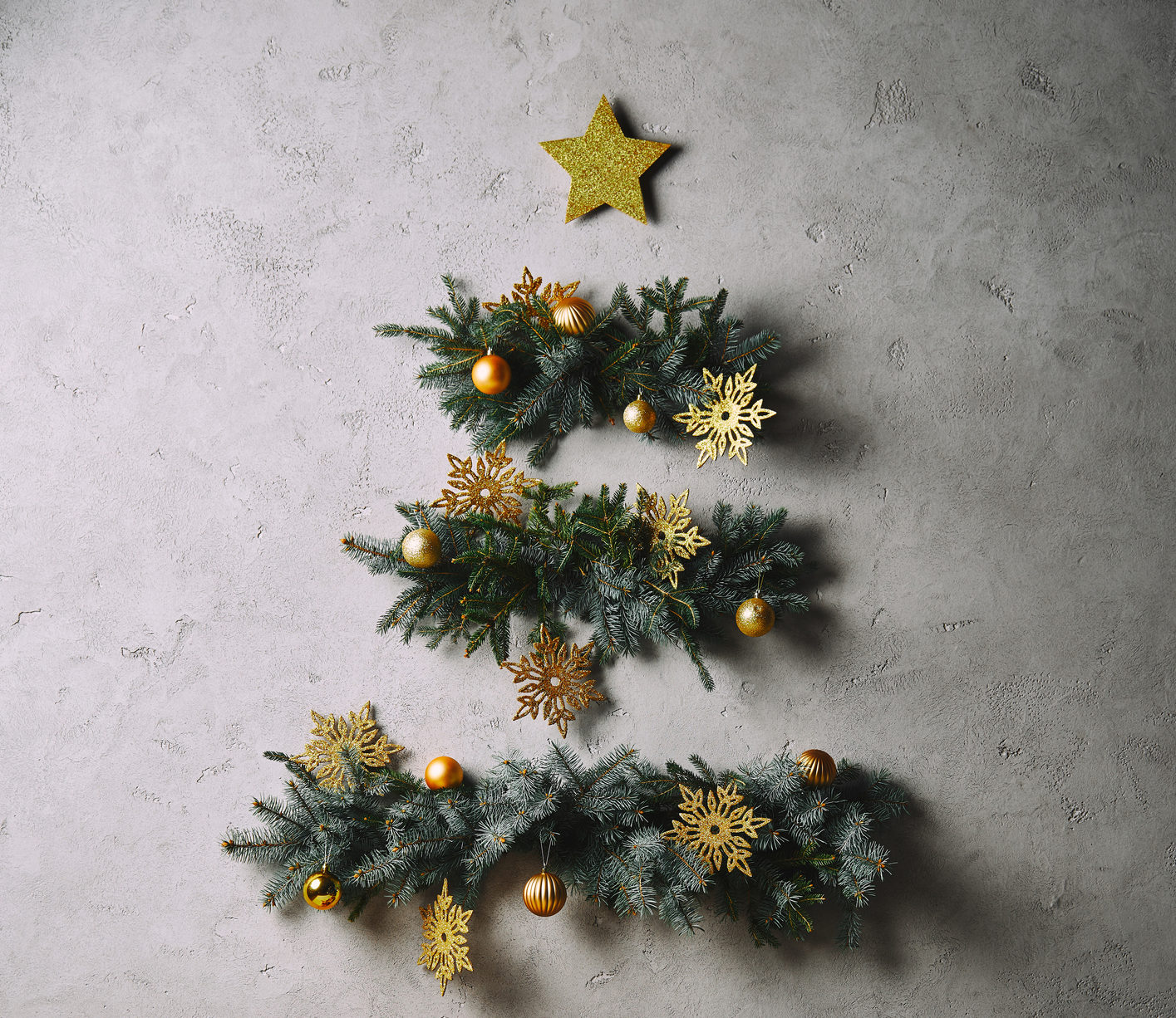 Festão, flores e enfeites natalinos podem formar sua árvore de Natal.
