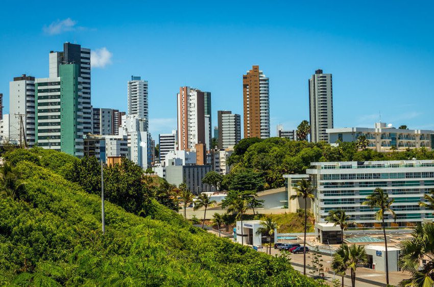Foto que ilustra matéria sobre os bairros mais seguros de Salvador mostra uma visão panorâmica do bairro de Ondina, com diversos prédios altos e regiões arborizadas.