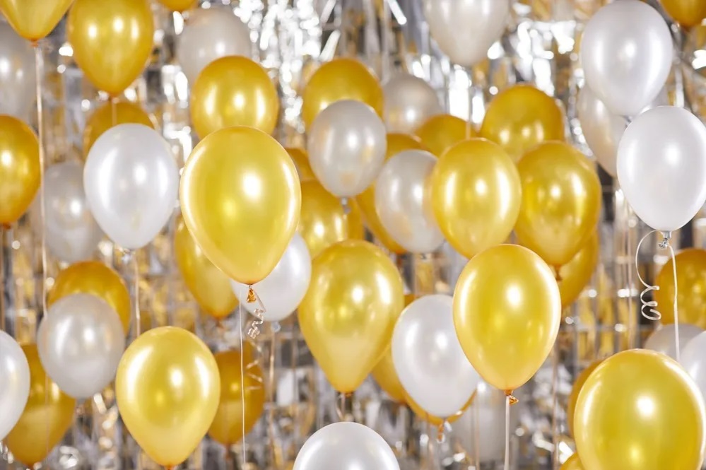 Foto que ilustra matéria sobre decoração de Ano Novo mostra balões prateados e dourados