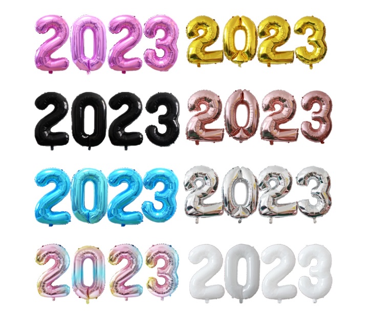 Foto que ilustra matéria sobre decoração de Ano Novo mostra balões com o ano 2023 em várias cores.
