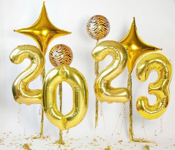Foto que ilustra matéria sobre decoração de Ano Novo mostra balões com o ano 2023 em dourado.
