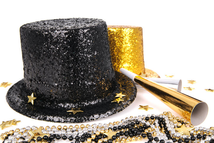 Foto que ilustra matéria sobre decoração de Ano Novo mostra dois chapéus, um preto e um dourado.