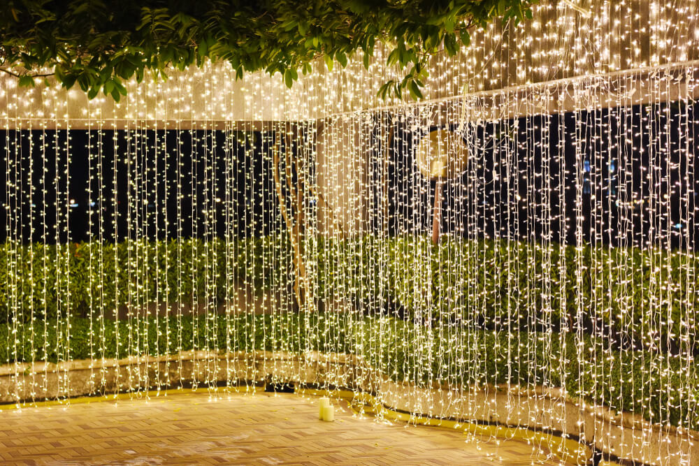 Foto que ilustra matéria sobre decoração de Ano Novo mostra uma cortina de luzes de led.