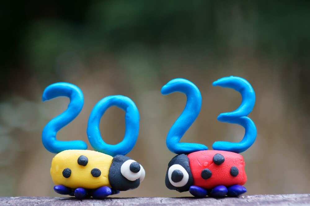 Foto que ilustra matéria sobre decoração de Ano Novo mostra duas joaninhas feitas de massinha, uma de frente para a outra. A da esquerda tem o número 20 nas costas e a da direita tem o número 23. Juntas, elas formam o ano 2023.