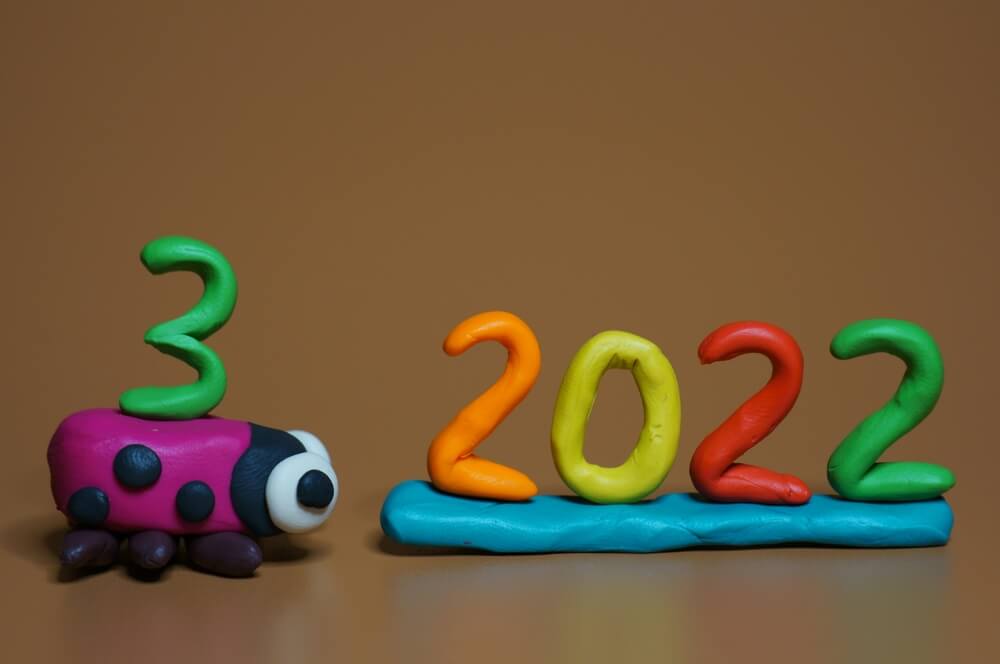 Foto que ilustra matéria sobre decoração de Ano Novo mostra uma joaninha feita de massinha e com um número 3 nas costas de frente para um número 2022, indicando a substituição do ano.