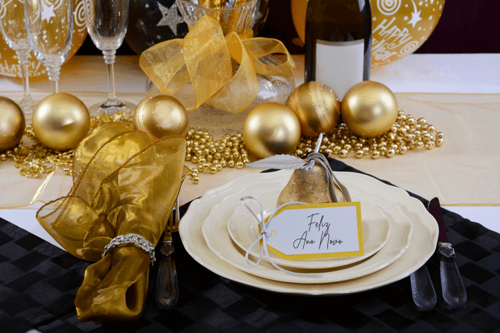 Foto que ilustra matéria sobre decoração de Ano Novo mostra uma mesa posta para uma festa de Réveillon