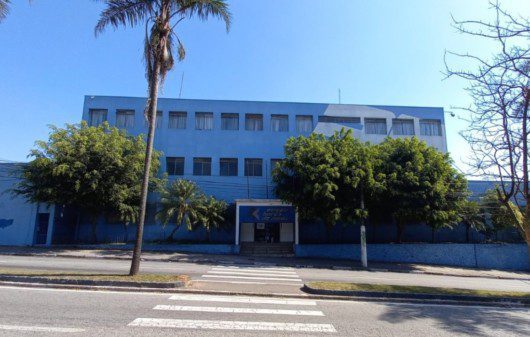 Foto que ilustra matéria sobre escolas em Mauá mostra a fachada do Colégio Barão de Mauá.