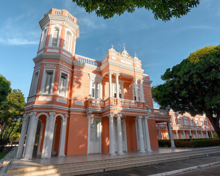 Foto que ilustra matéria sobre faculdades em Fortaleza mostra o prédio da reitoria da Universidade Federal do Ceará.