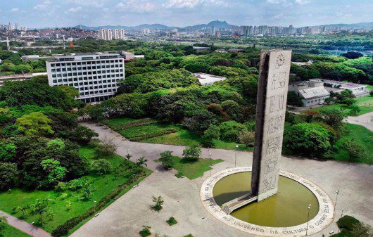 Foto que ilustra matéria sobre faculdades em São Paulo mostra uma visão do alto de uma parte do campus da USP onde fica a praça do Relógio e o prédio da reitoria da universidade.
