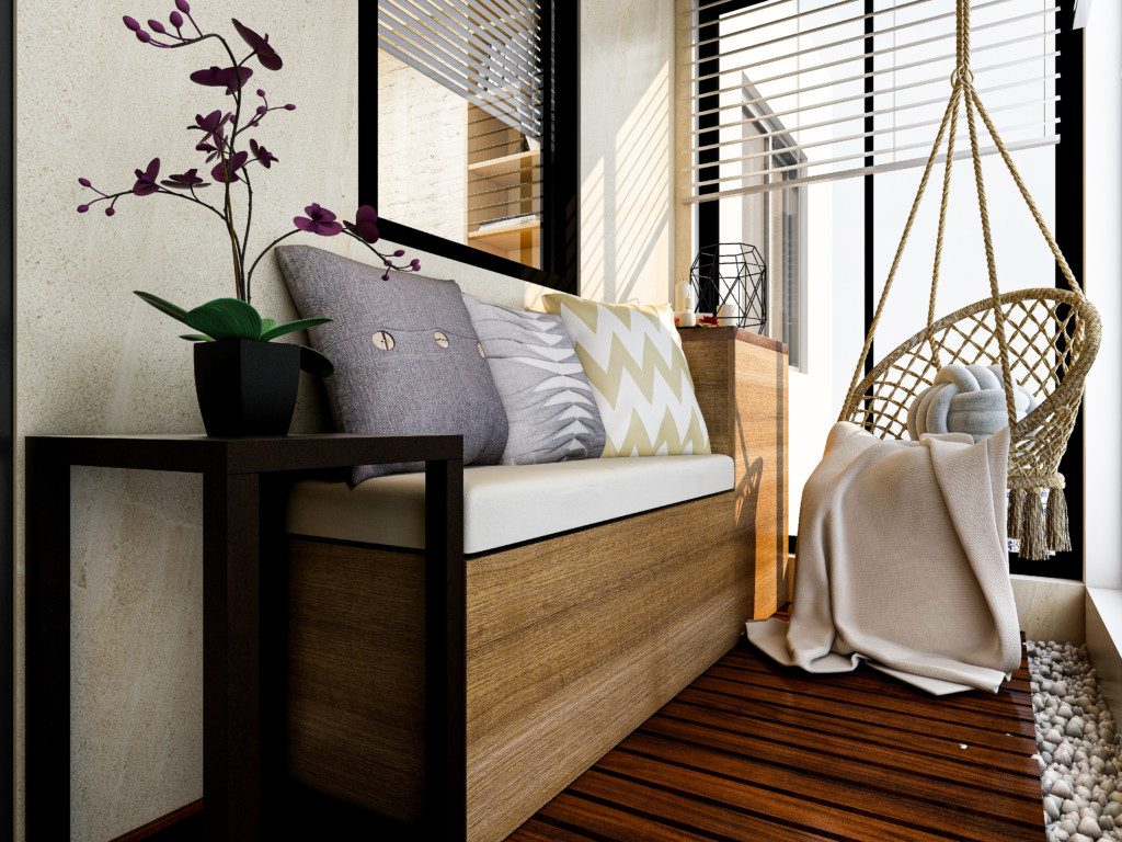 Imagem que ilustra matéria sobre varanda aconchegante mostra um sofá em uma varanda.