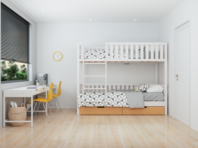Imagem de um quarto para 2 filhos moderno com beliche, mesa de estudos e cadeiras amarela.