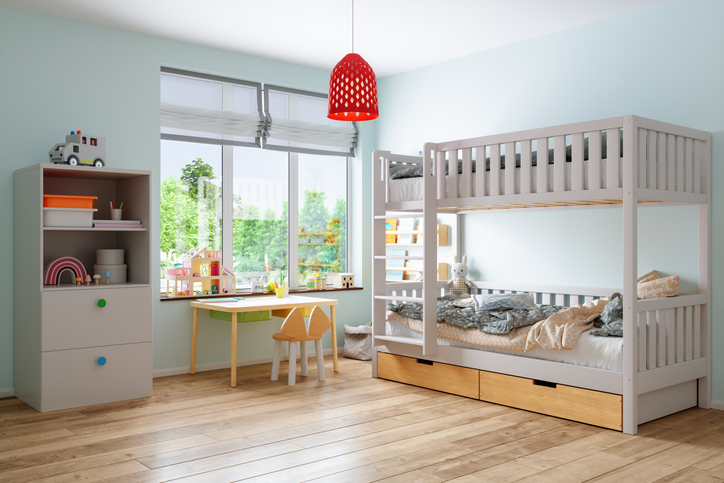 Imagem de um quarto de criança moderno com móveis com detalhes em madeira e cama beliche.