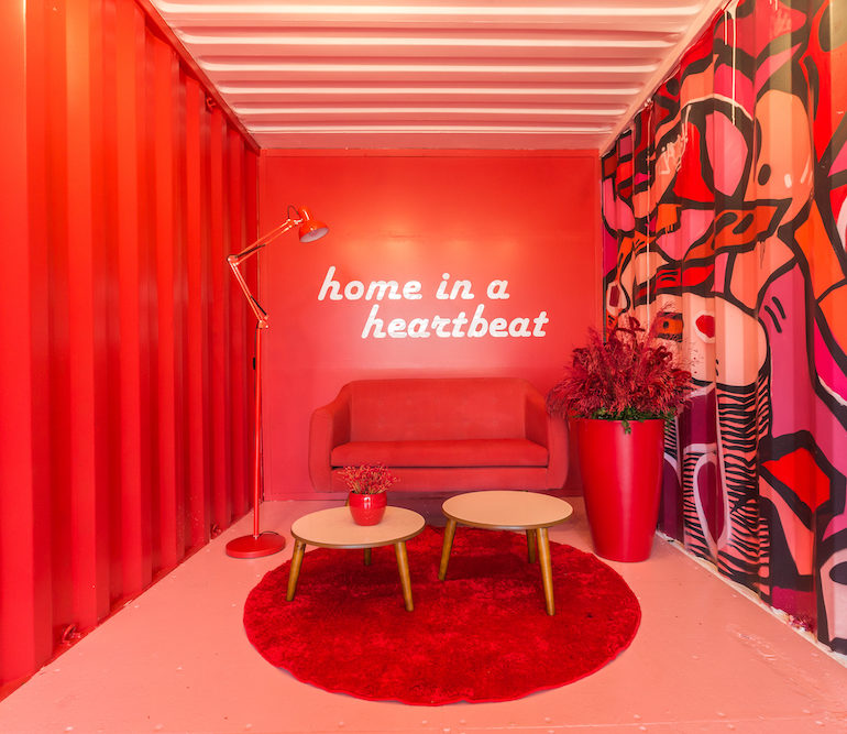 No primeiro andar, temos o contêiner vermelho, feito por Iconek. A ideia é transmitir o sentimento de amor, carinho e romance.