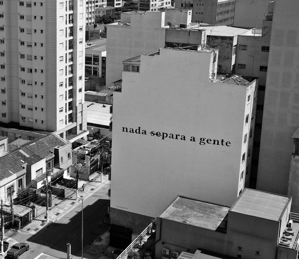 Nascida e criada em São Paulo, Verena Smit tem uma estética neutra, com obras caracteristicamente em preto e branco. Sua arte tem a intenção de criar narrativas visuais e provocações poéticas, abrindo diálogo com o público.