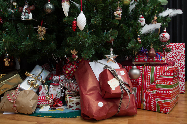Imagem de uma árvore de Natal recheada de presentes.