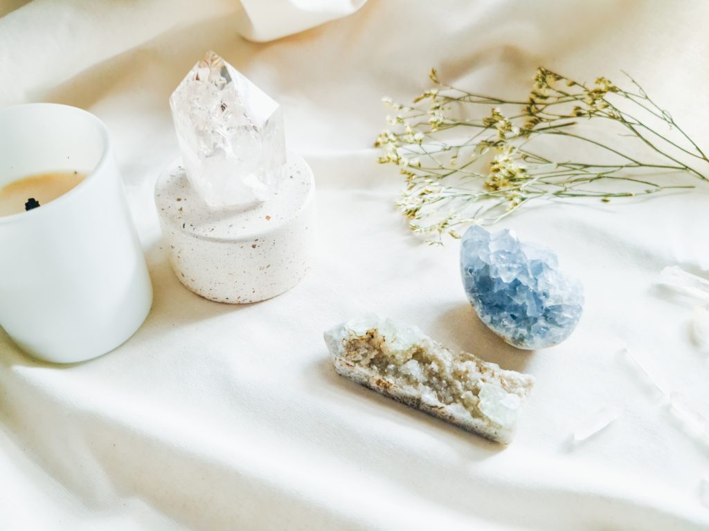 Runas, cristais, vela e plantas são essenciais para a climatização de um cantinho zen. Imagem disponível em Unsplash.