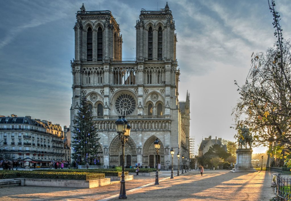 Catedral de Notre Dame, conhecida pelo estilo gótico. Imagem disponivel no Pixabay