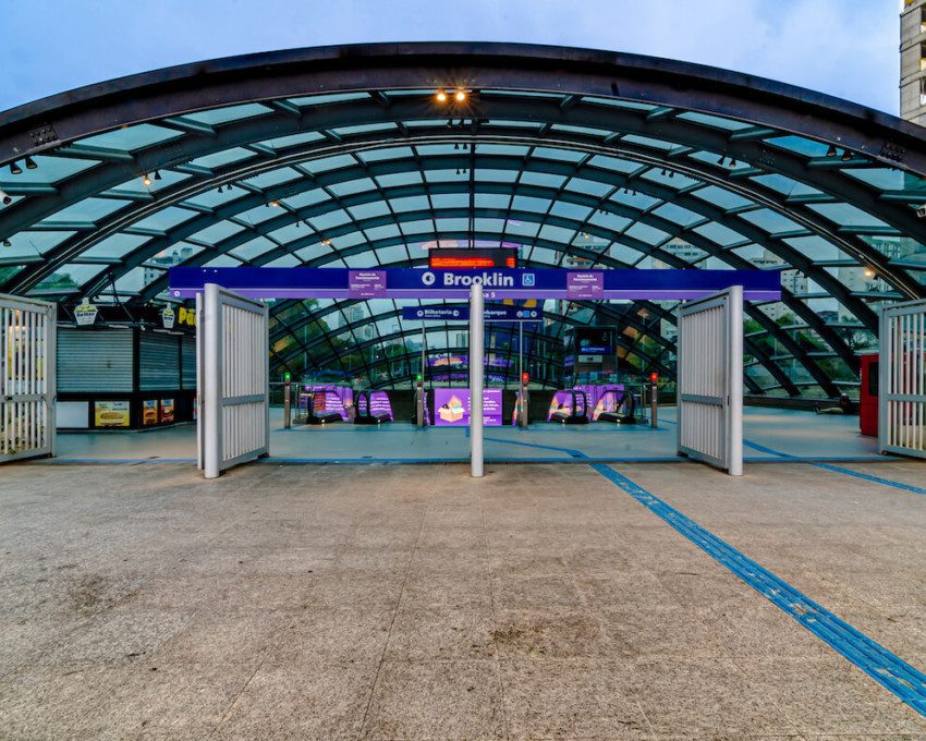 Foto que ilustra matéria sobre Estação Brooklin mostra a entrada da Estação Brooklin em SP.
