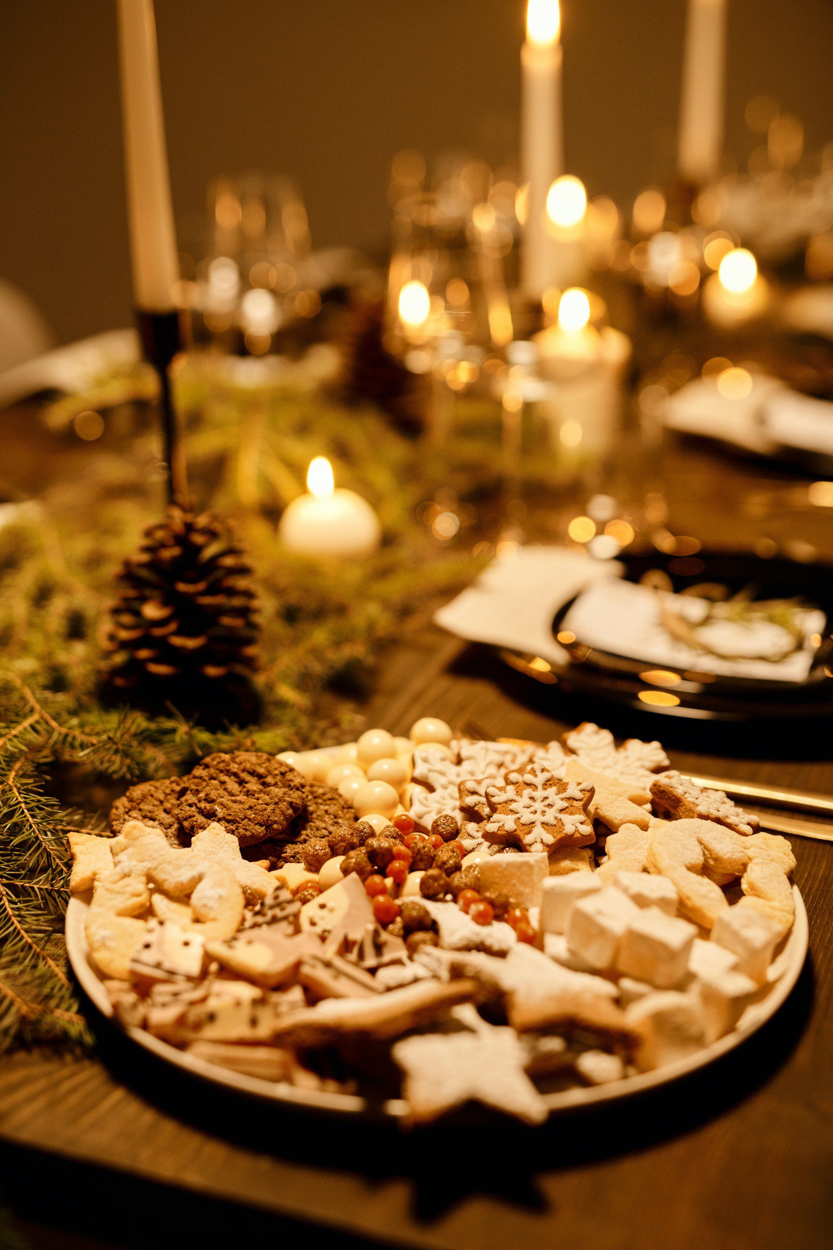 Biscoitos amanteigados em uma mesa de Natal