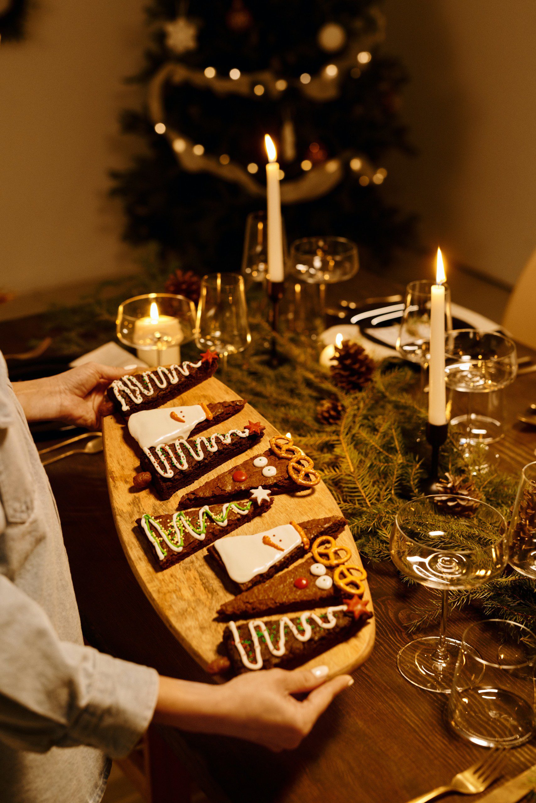 Mesa de Natal com doces natalinos em chocolate.