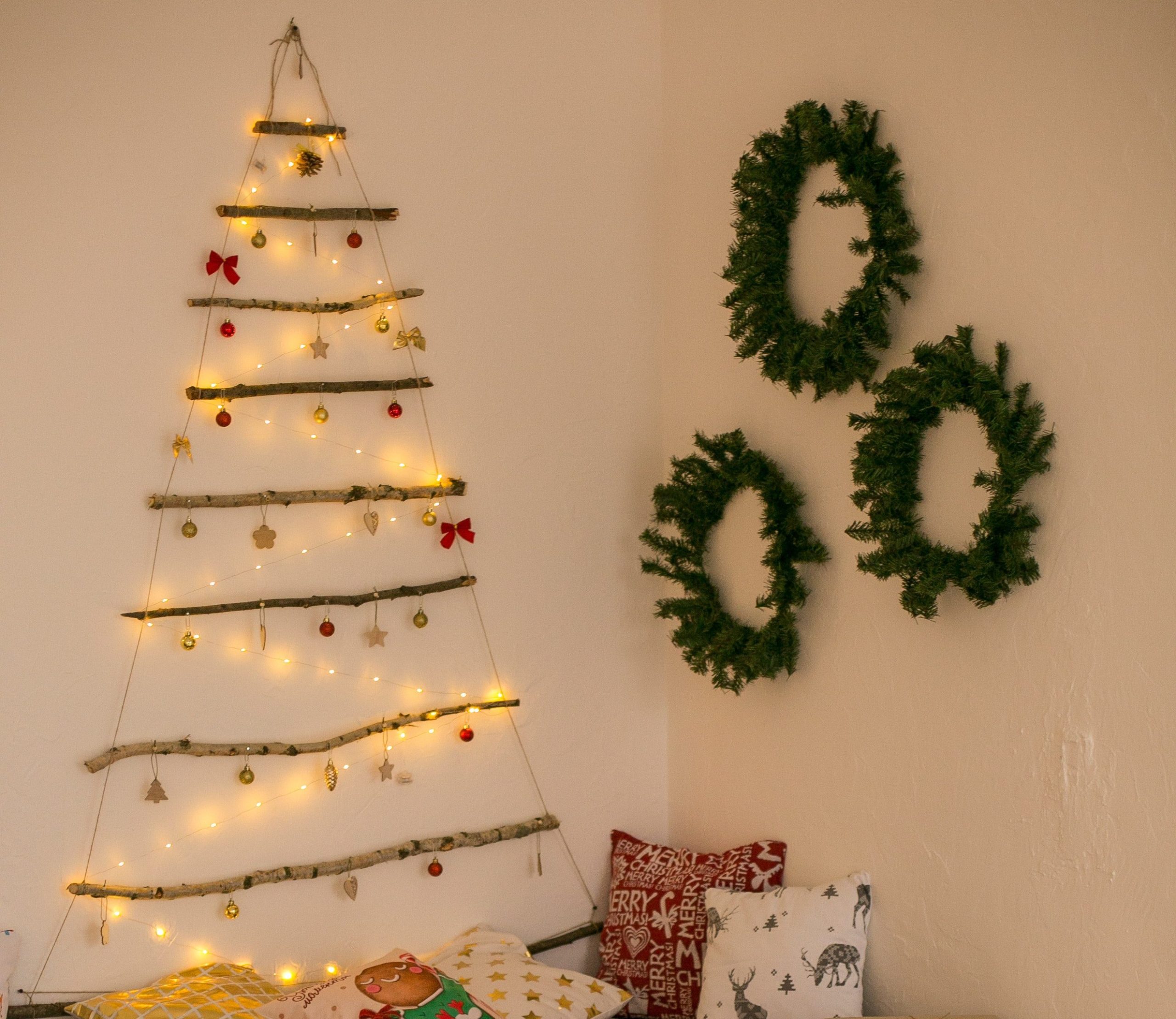 Guirlandas na parede podem compor a decoração da sua árvore de Natal na parede. 