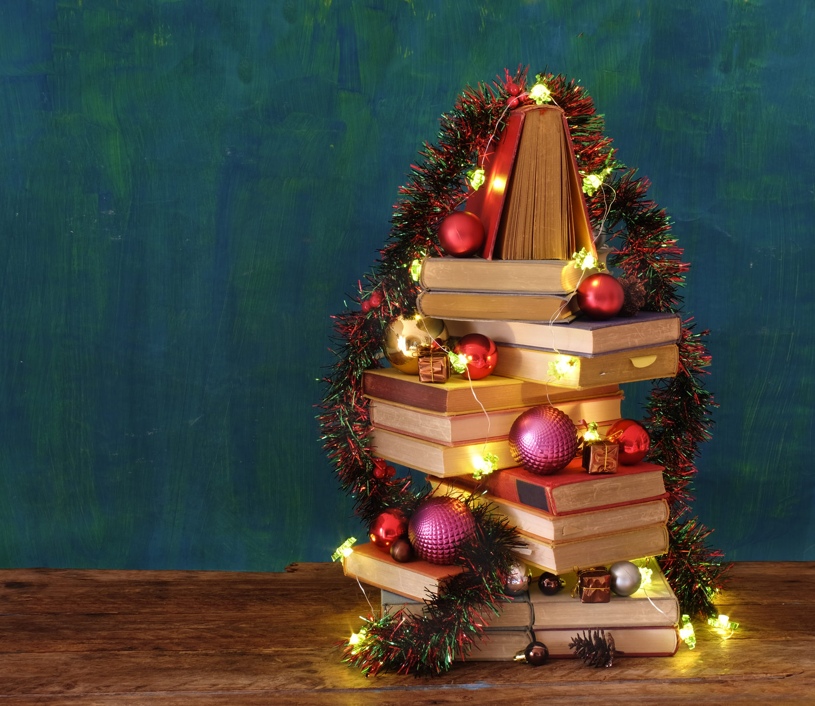 Festão também pode ser um adereço a mais para dar um toque especial para a sua árvore de Natal com livros. 