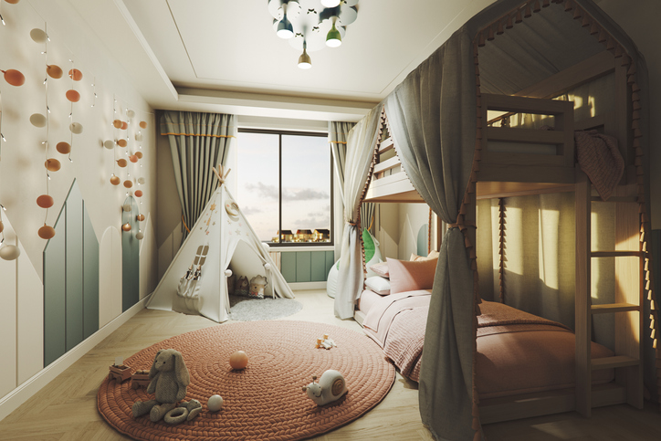 Imagem de um quarto infantil com beliche, cabaninha e tapete redondo.