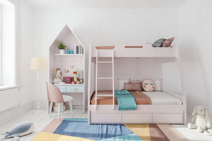 Imagem de uma quarto rosa infantil para 2 filhos com beliche e mesa de estudos em formato de cabana.