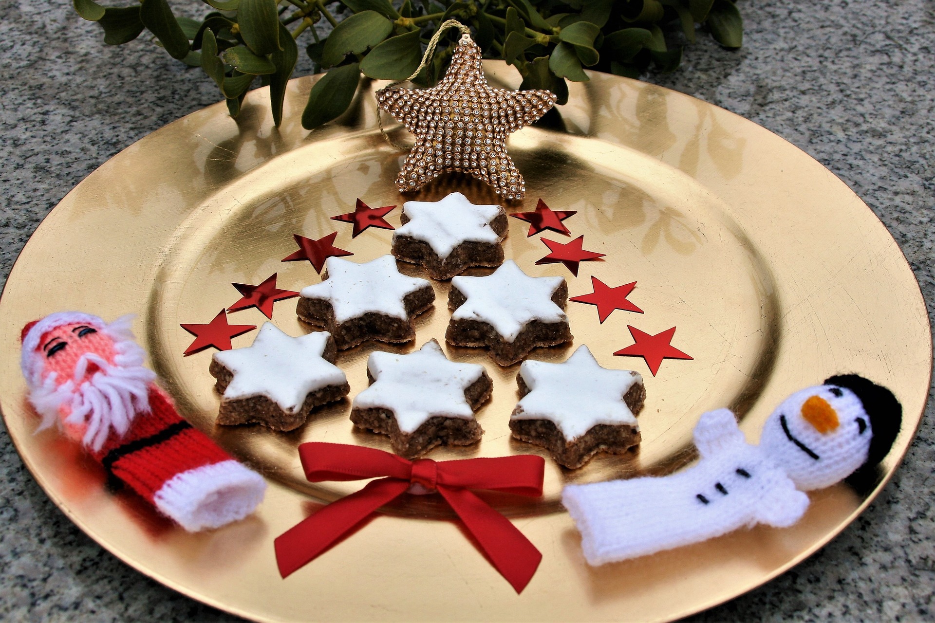 Biscoitos natalinos formando uma árvore de Natal em um prato dourado.