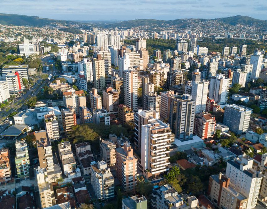 Foto que ilustra matéria sobre os bairros mais seguros de Porto Alegre mostra uma visão do alto do bairro Petrópolis, com vários prédios altos e algumas áreas arborizadas entre eles.