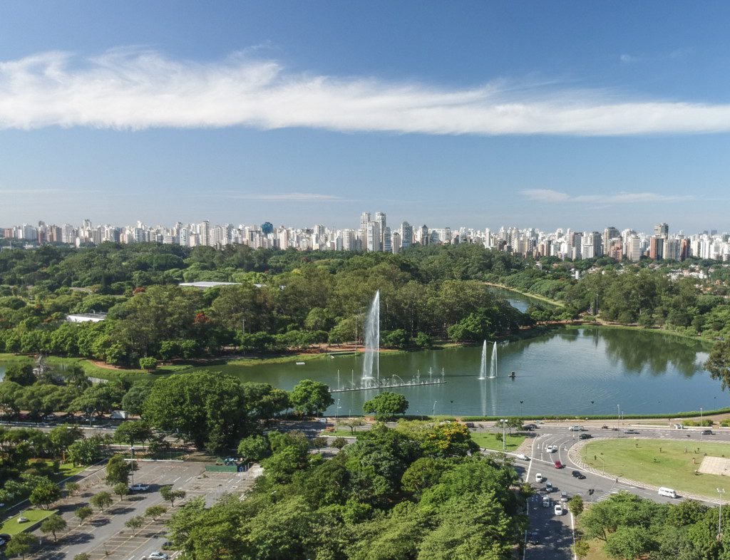 Vista área do Parque Ibirapuera com vegetação, lagos e árvores em volta.