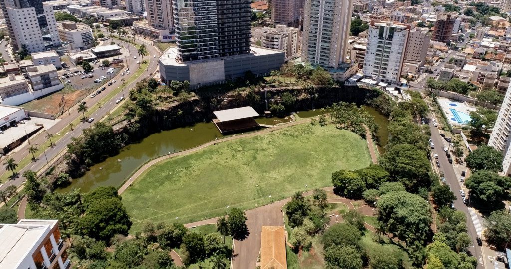 Imagem que ilustra matéria sobre Parques em Ribeirão Preto mostra o Parque Municipal Dr Luiz Carlos Raya visto de cima 
