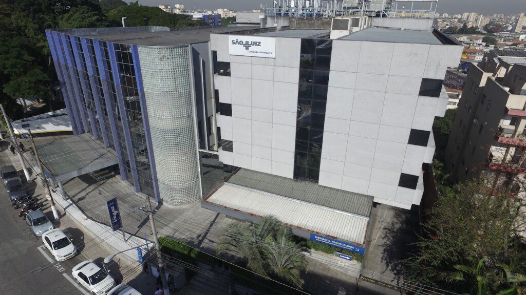 Foto que ilustra matéria sobre Terminal Jabaquara mostra o Hospital São Luiz em Jabaquara.
