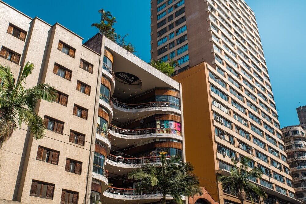 Foto que ilustra matéria sobre o que fazer em SP mostra as formas onduladas da fachada frontal do prédio onde funciona a Galeria do Rock em São Paulo.
