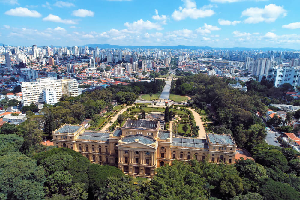 Foto que ilustra matéria sobre a Estação Sacomã mostra uma visão panorâmica de todo o Parque da Independência visto do alto, com destaque para o Museu do Ipiranga.