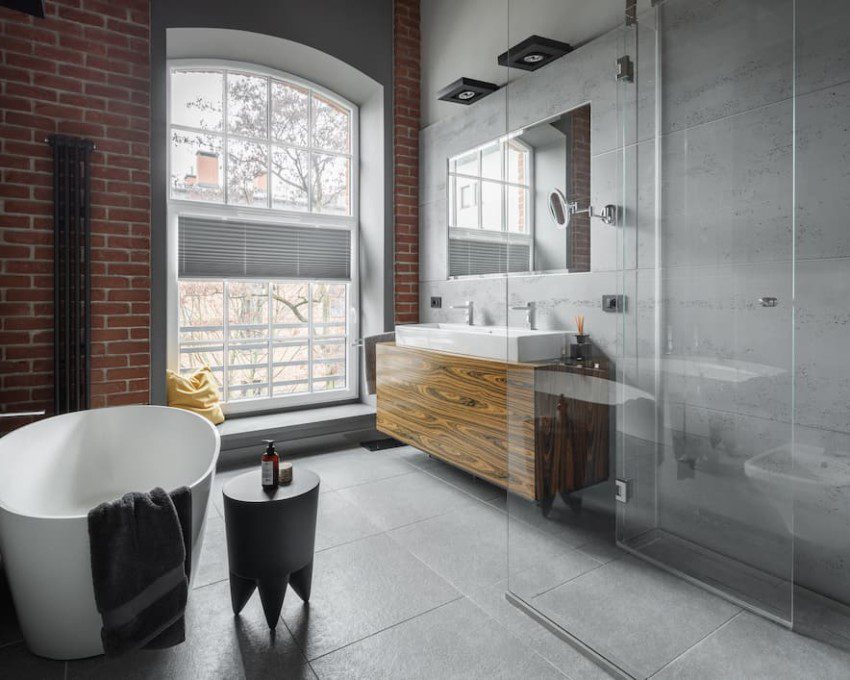 Banheiro estilo industrial. Imagem disponível em Getty Images.