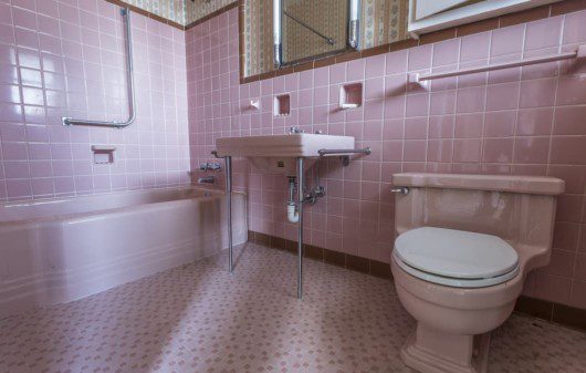 Banheiro retrô cor de rosa. Imagem disponível em Getty Images.