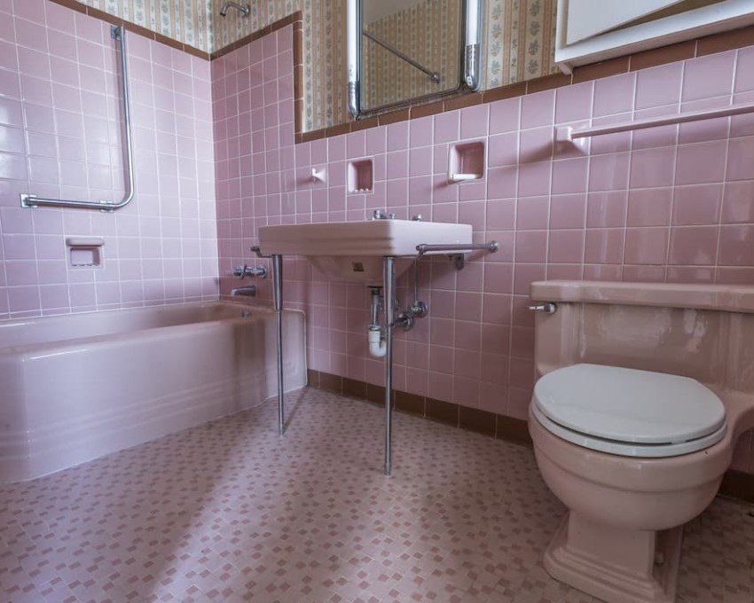 Banheiro retrô cor de rosa. Imagem disponível em Getty Images.