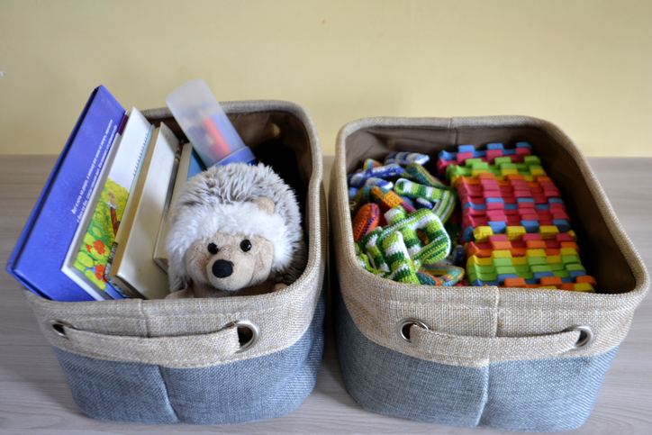 dois cestos organizadores de tecido com brinquedos dentro.