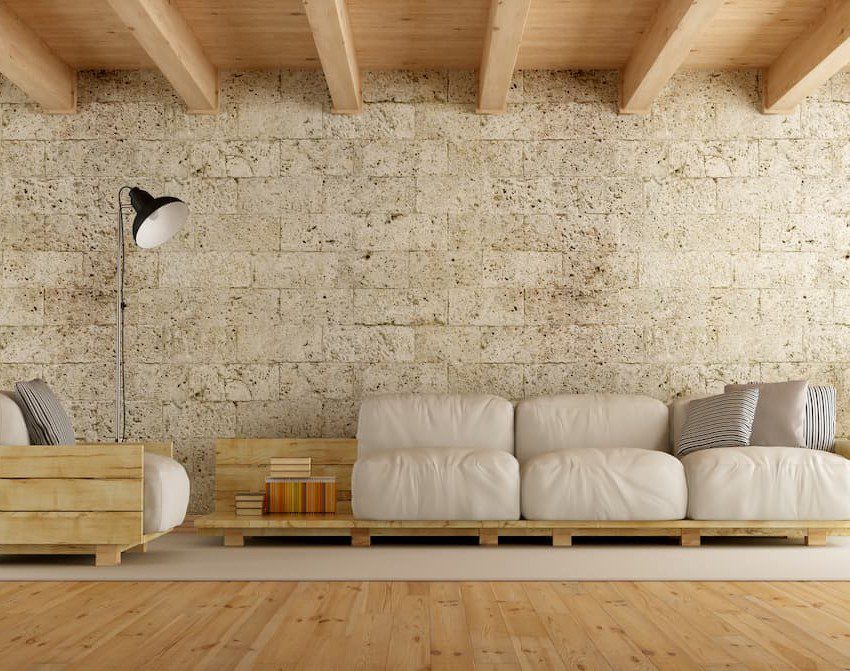 Sala moderna com pallets. Imagem disponível em Getty Images.