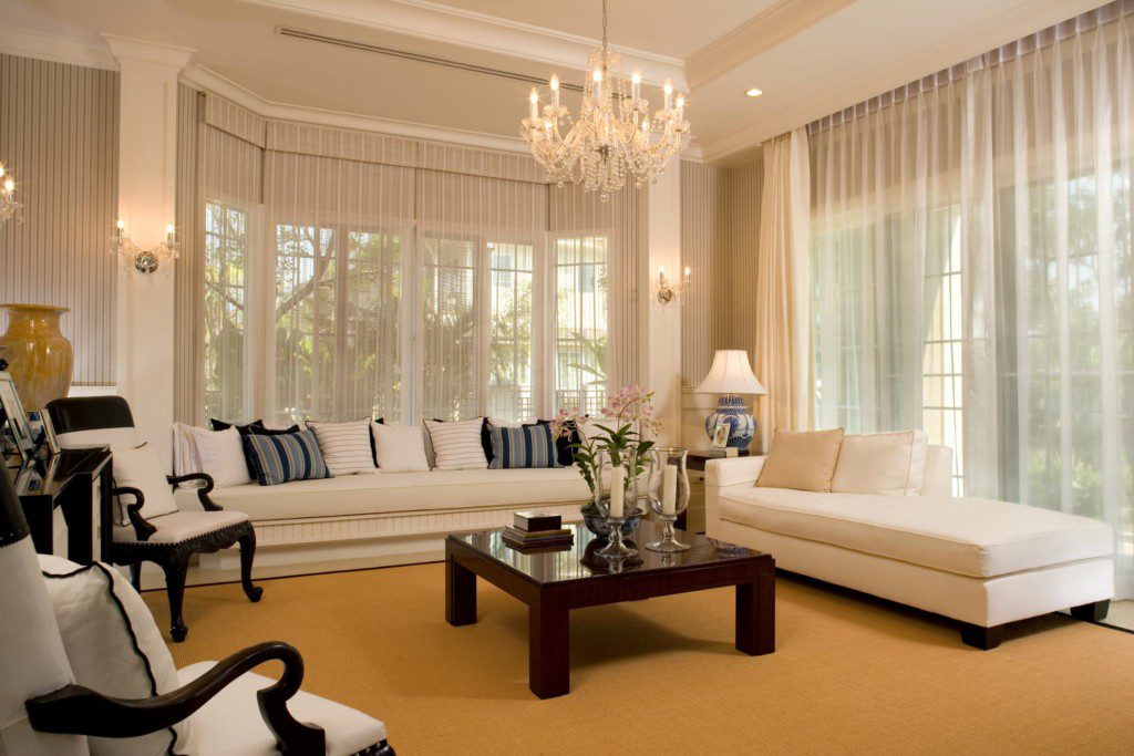 Sala de estar moderna com sanca de gesso. Imagem disponível em Getty Images.