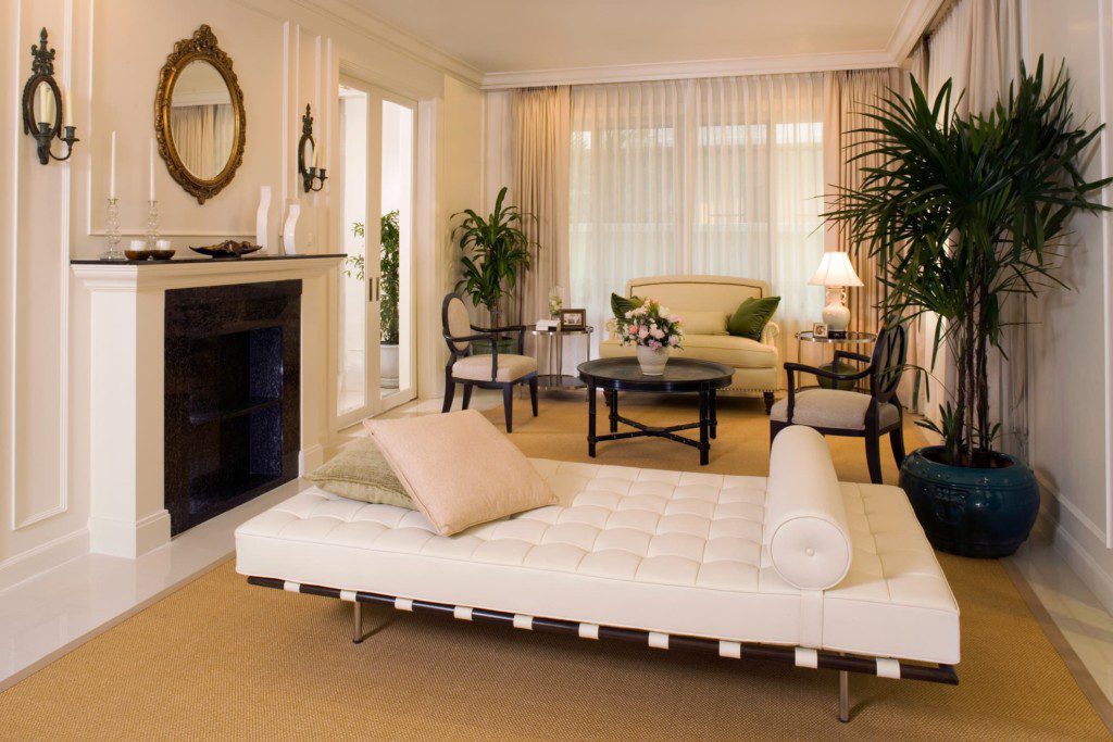 Sala de estar moderna com detalhes em gesso. Imagem disponível em Getty Images.