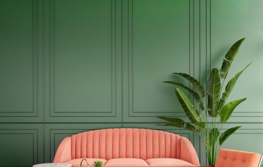 Sala verde com moldura de gesso na parede. Imagem disponível em Getty Images.