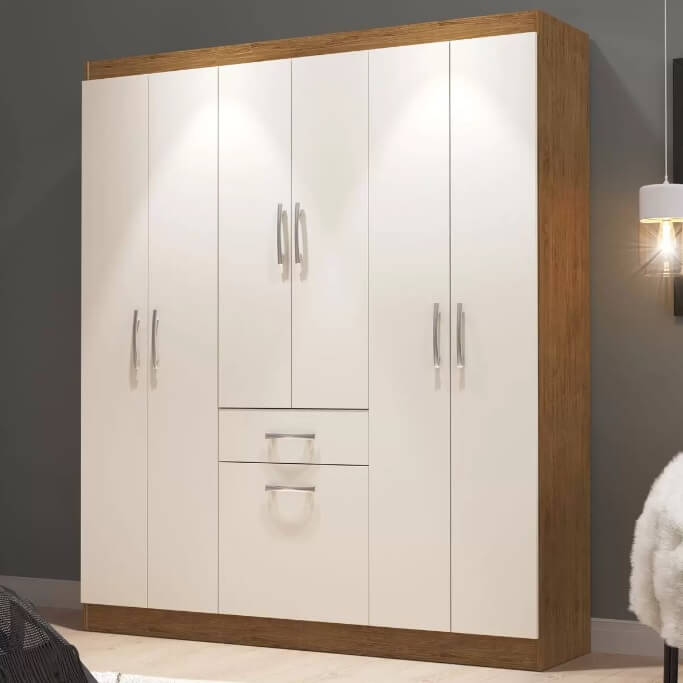 Foto que ilustra matéria sobre quanto custa mobiliar um apartamento mostra um guarda-roupas com seis portas brancas e duas gavetas, com sua lateral e base com acabamento cor de madeira