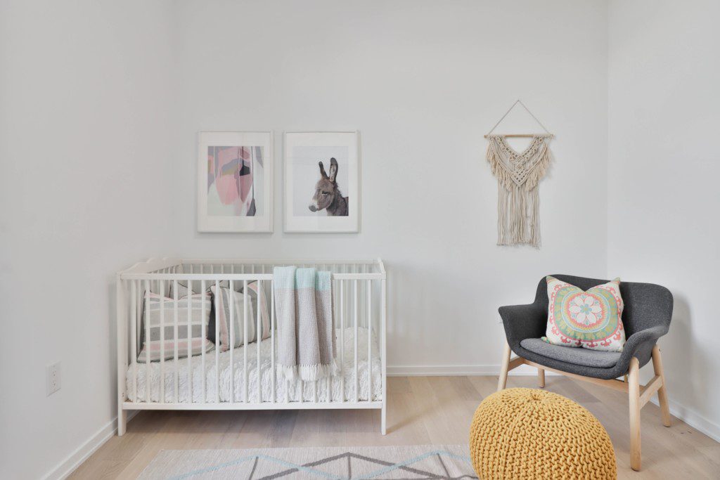 Quarto de bebê com decoração e cores minimalistas.